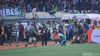 Persebaya merespons cepat gol itu. Tiga menit selepas gawangnya kebobolan, Bajul Ijo menyamakan skor menjadi 1-1 lewat Manu Jalilov.
