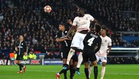 Romelu Lukaka mendapat kawalan dari dua pemain PSG saat berduel udara. (Foto: Shaun Botterill/Getty Images)
