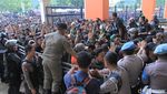 Duh, Bonek Jebol Pagar Besi di Stadion Si Jalak Harupat