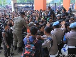 Pagar besi, setinggi empat meter yang menutup Pintu Barat 1 berhasil dijebol. Namun para Bonek yang tak memiliki tiket berhasil dihalau mundur oleh pihak kepolisian.