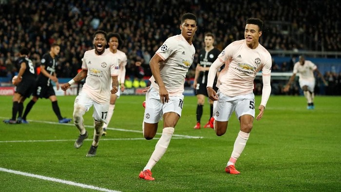 Soccer Football - Champions League - Round of 16 Second Leg - Paris St Germain v Manchester United - Parc des Princes, Paris, France - March 6, 2019  Manchester Uniteds Marcus Rashford celebrates scoring their third goal with Mason Greenwood and team mates  Action Images via Reuters/John Sibley