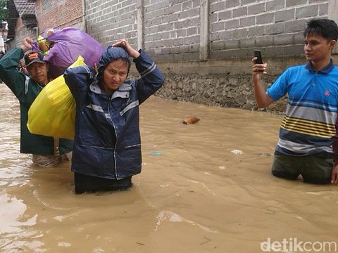Plt Bupati Trenggalek Mochammad Nur Arifin di lokasi banjir