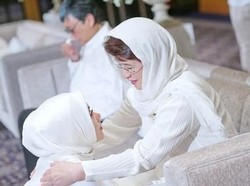 Tatapan Haru dan Bahagia Syahrini Saat Sungkem pada Ibu Mertua
