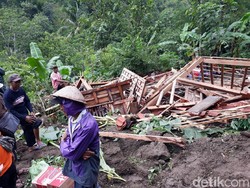 2 Rumah di Gunungkidul Ambruk Diterjang Longsor