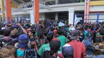 Duh, Bonek Jebol Pagar Besi di Stadion Si Jalak Harupat