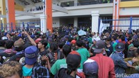 Ribuan Bonek itu langsung merangsek ke pagar ring satu.