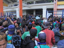 Ribuan Bonek itu langsung merangsek ke pagar ring satu.