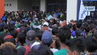 Para Bonek itu gagal masuk karena dihalau oleh pihak kepolisian. Selain itu, pihak kepolisian terus memberikan imbauan dengan melakukan pendekatan kepada para Bonek.