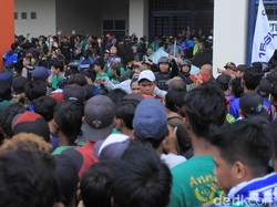 Para Bonek itu gagal masuk karena dihalau oleh pihak kepolisian. Selain itu, pihak kepolisian terus memberikan imbauan dengan melakukan pendekatan kepada para Bonek.