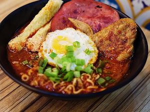 Seblak Pedas Aneka Topping, Jajanan Kekinian Sedap dari Bandung