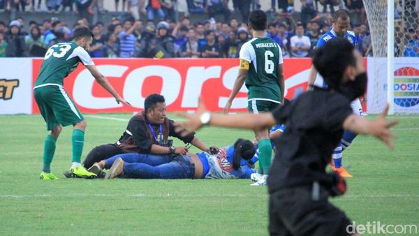 Kalah dari Persebaya, Bobotoh Ngamuk Sampai Masuk Lapangan
