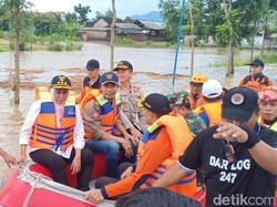 Saat Gubernur Khofifah Arungi Banjir untuk Temui Pengungsi