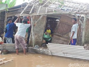Tanggul Penahan Banjir di Bojonegoro Jebol, Dua Rumah Warga Ambruk