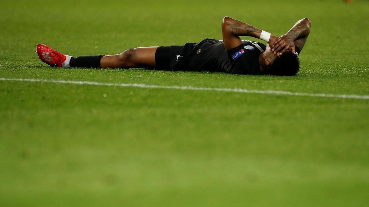 Presnel Kimpembe terbaring di lapangan Parc des Princes usai Paris Saint-Germain kalah 1-3 dari Manchester United. (Foto: Christian Hartmann/Reuters)