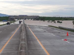 Tol Ngawi-Kertosono Terendam Banjir, Kok Bisa? Tol Ngawi-Kertosono Terendam Banjir, Kok Bisa?