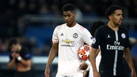 Marcus Rashford maju sebagai eksekutor. Wajahnya tetap tenang meski mendapat gangguan dari pemain PSG. (Foto: Julian Finney/Getty Images)