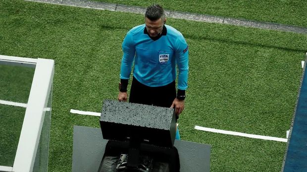 VAR resmi diperkenalkan di Piala Dunia 2018.