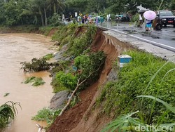 Bahu Jalan Pacitan-Ponorogo Ambrol Tergerus Arus Sungai