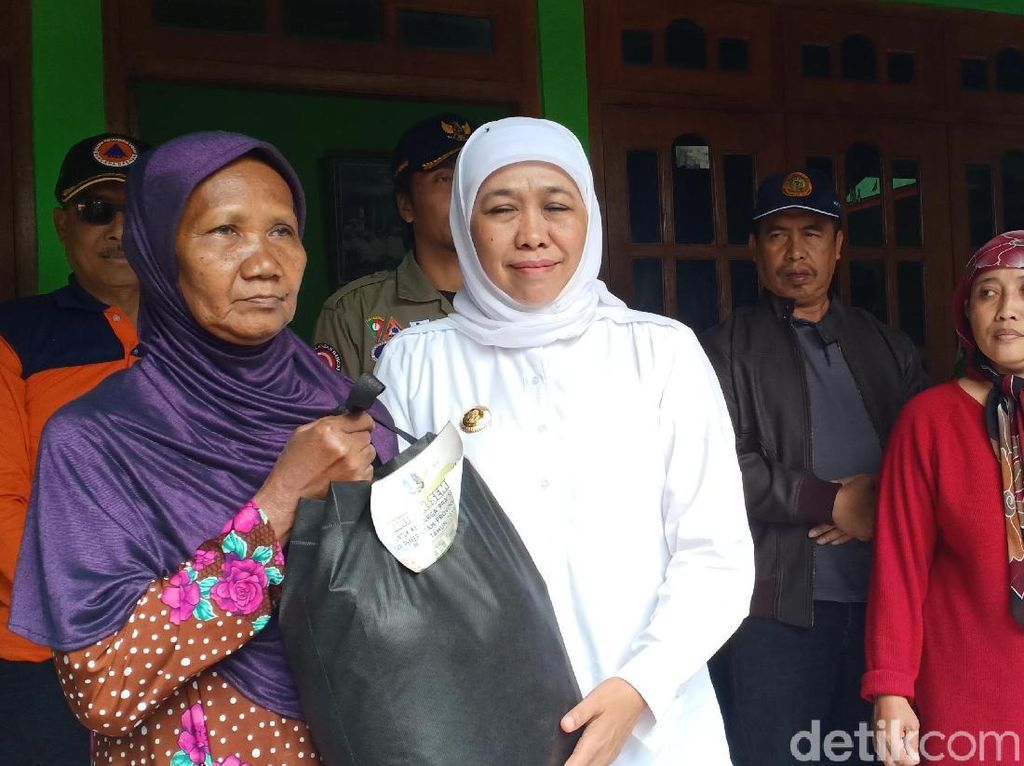Khofifah Minta Relawan Tetap di Lokasi Banjir Hingga 3 Hari ke Depan Khofifah Minta Relawan Tetap di Lokasi Banjir Hingga 3 Hari ke Depan