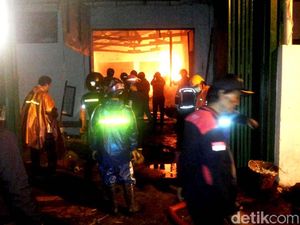 Gudang Makanan di Solo Terbakar Saat Hujan Lebat
