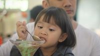 Jahil dan Gemesin! Begini Gaya Kulineran Anak Zaskia Mecca, Kala Madali!