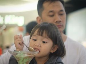 Jahil dan Gemesin! Begini Gaya Kulineran Anak Zaskia Mecca, Kala Madali!