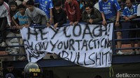Sebelum pertandingan selesai, para pendukung Persib bernyanyi agar Pelatih Persib Bandung Miljan Radovic untuk diganti. 