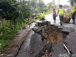 Awas! Jalur Trenggalek-Pacitan Amblas Sepanjang 25 Meter