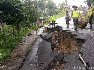 Awas! Jalur Trenggalek-Pacitan Amblas Sepanjang 25 Meter Awas! Jalur Trenggalek-Pacitan Amblas Sepanjang 25 Meter