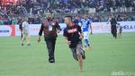 Kalah dari Persebaya, Bobotoh Ngamuk Sampai Masuk Lapangan