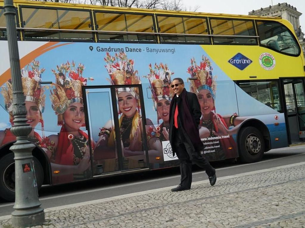 Wajah Cantik Penari Gandrung Ada di Bus Wisata Berlin Wajah Cantik Penari Gandrung Ada di Bus Wisata Berlin