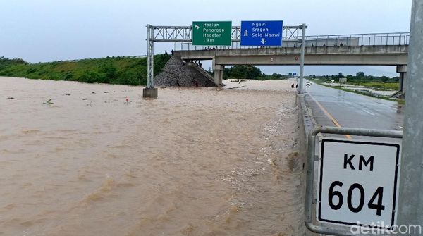 Ruas Tol Madiun Terendam Banjir Hingga 1 Meter