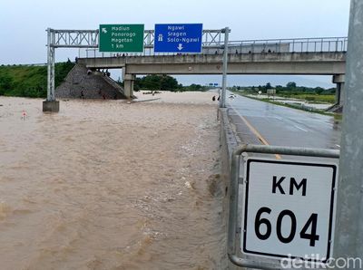 Ruas Tol Madiun Terendam Banjir Hingga 1 Meter