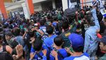 Duh, Bonek Jebol Pagar Besi di Stadion Si Jalak Harupat