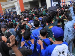 Setelah pendukung yang memiliki tiket masuk ke stadion, tiba-tiba datang segerombolan Bonek lainnya yang tak memiki tiket dan memaksa masuk.