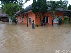 Bawaslu Ponorogo Tergenang Banjir Setinggi 1 Meter