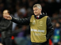 Lawan PSG, Solskjaer Kok Pakai Rompi?