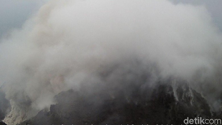 Hari Ini Merapi 2 Kali Luncurkan Awan Panas dan 3 Guguran Lava