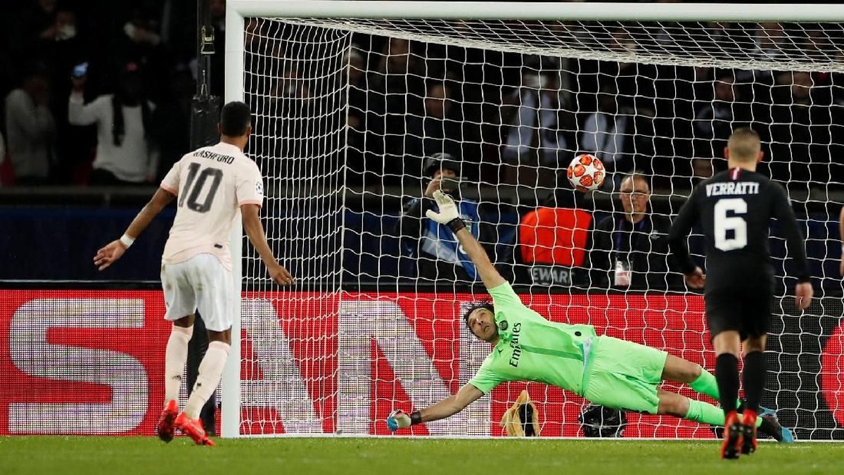 Penalti MU yang dieksekusi Marcus Rashford saat melawan PSG. (Foto: Christian Hartmann/REUTERS)