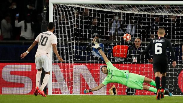 Soccer Football - Champions League - Round of 16 Second Leg - Paris St Germain v Manchester United - Parc des Princes, Paris, France - March 6, 2019  Manchester United's Marcus Rashford scores their third goal from the penalty spot   REUTERS/Christian Hartmann