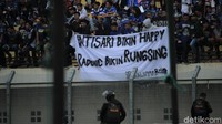 Mereka kecewa karena Persib menelan kekalahan.