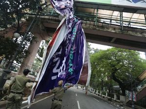 Aparat Copot Ratusan Atribut Kampanye Ilegal di Bandung Aparat Copot Ratusan Atribut Kampanye Ilegal di Bandung