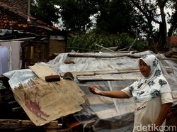 Pemkab Garut Janji Renovasi Rumah Nenek Penghuni Puing Bangunan