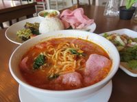 Rumah Makan Minang Unik dengan Gaya Peranakan sampai Vegetarian!