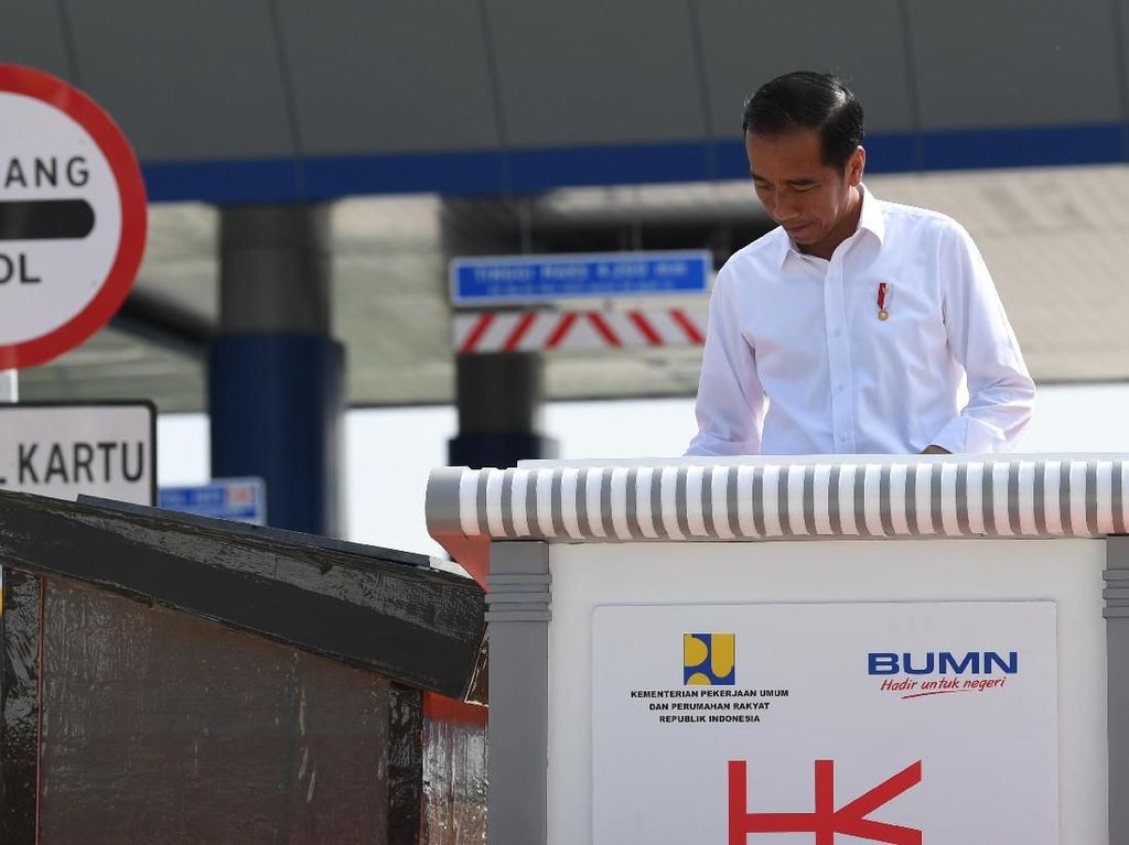 Momen Jokowi Resmikan Tol Terpanjang di Indonesia Momen Jokowi Resmikan Tol Terpanjang di Indonesia