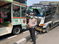 Hindari Rombongan Bonek, Truk Tabrak Bus Bandros di Kopo Bandung
