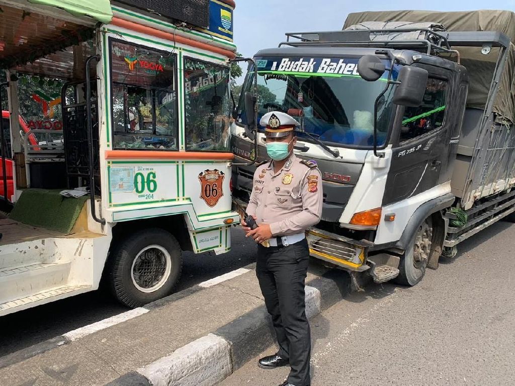 Hindari Rombongan Bonek, Truk Tabrak Bus Bandros di Kopo Bandung