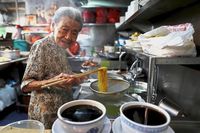 Nenek Berusia 90 Tahun Ini Jadi Penjual Mie Paling Tua di Singapura