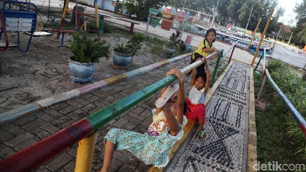 Melihat Keseruan Anak-anak Bermain di RPTRA Pulau Pramuka