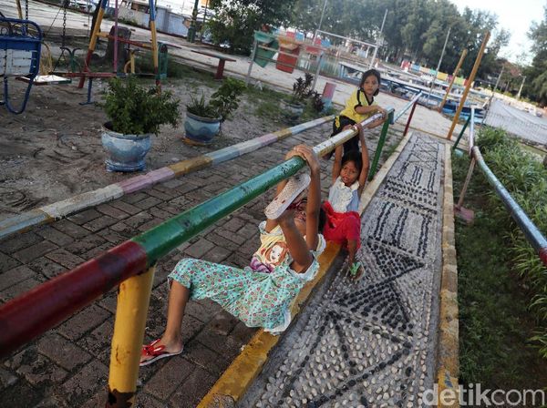 Melihat Keseruan Anak-anak Bermain di RPTRA Pulau Pramuka